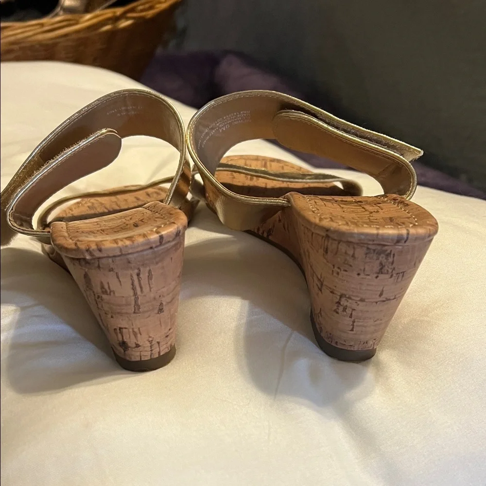 Women’s Gold Two-Band Slide Sandals - Picture 4 of 6